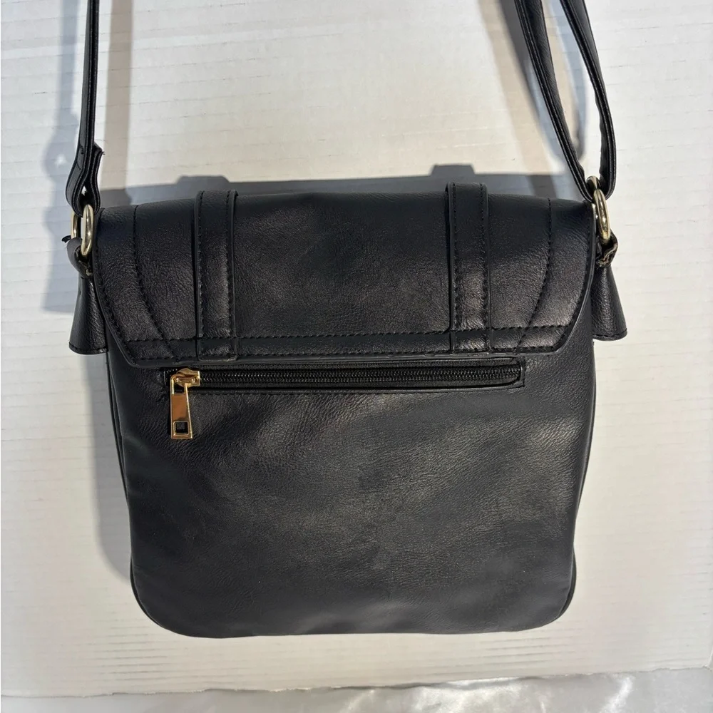 Black saddlebag crossbody  10.5x10 zip pocket outside 2 zipped pockets inside